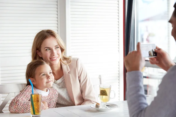 Keluarga bahagia membayangkan dengan smartphone di restoran — Stok Foto
