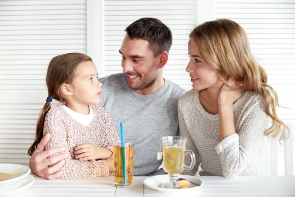Glückliche Familie beim Abendessen im Restaurant oder Café — Stockfoto