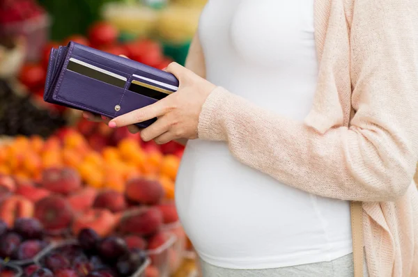 Mulher grávida com carteira comprar alimentos no mercado — Fotografia de Stock