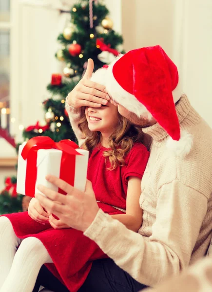 Père souriant surprend fille avec boîte cadeau — Photo