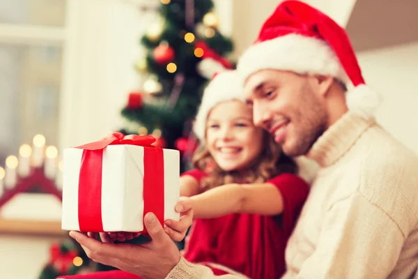 Primer plano de padre e hija con caja de regalo — Foto de Stock