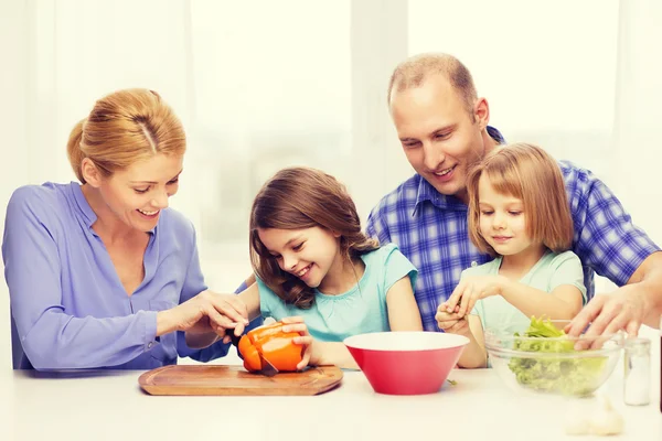 Glückliche Familie mit zwei Kindern, die zu Hause zu Abend essen — Stockfoto