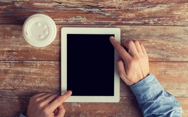 Primo piano delle mani maschili con tablet pc e caffè — Foto Stock