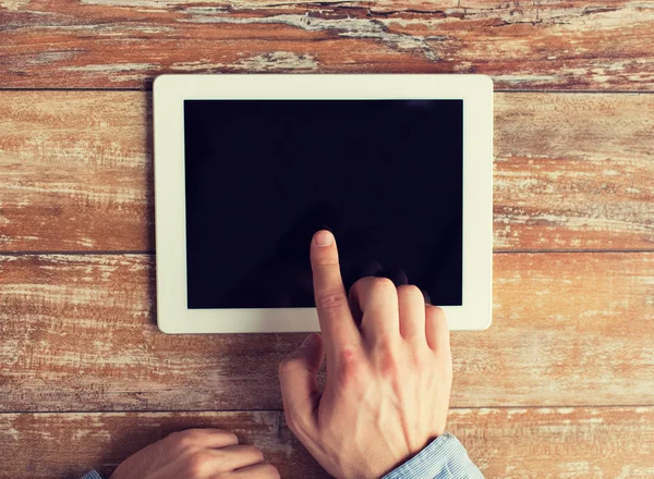 Nahaufnahme männlicher Hände mit Tablet-PC auf dem Tisch — Stockfoto