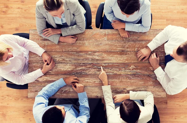 Close-up van zakelijke team zitten aan tafel — Stockfoto