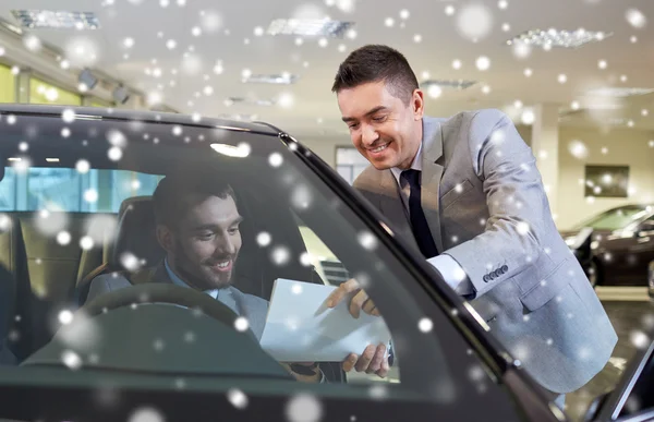 Homem feliz com negociante de carro em auto show ou salão de beleza — Fotografia de Stock