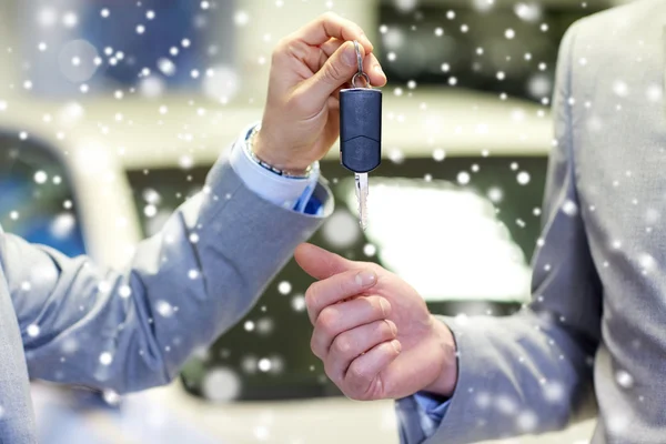 Close up of male hands with car key in auto salon — Stock Photo, Image