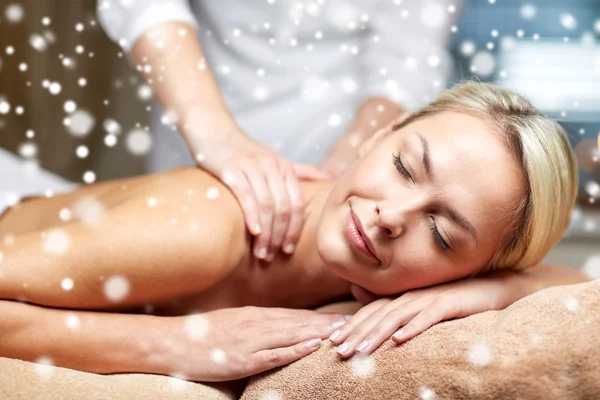 Крупним планом жінка має масаж спини в спа-центрі — стокове фото