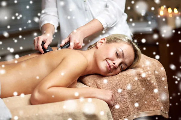 Primer plano de la mujer teniendo masaje de piedra caliente en el spa — Foto de Stock