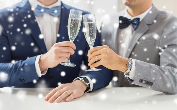 Primer plano de macho pareja gay con copas de champán —  Fotos de Stock
