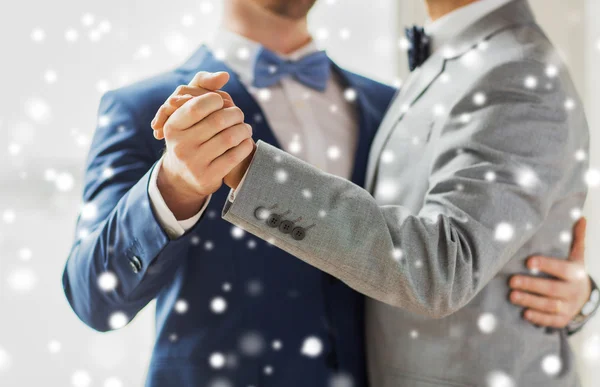 Cerca de feliz macho gay pareja bailando — Foto de Stock