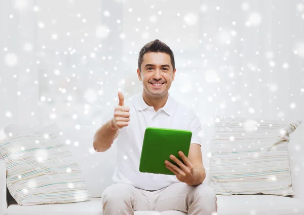 Sorrindo homem trabalhando com tablet pc em casa — Fotografia de Stock