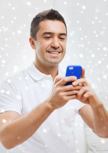 Hombre feliz con smartphone en casa —  Fotos de Stock