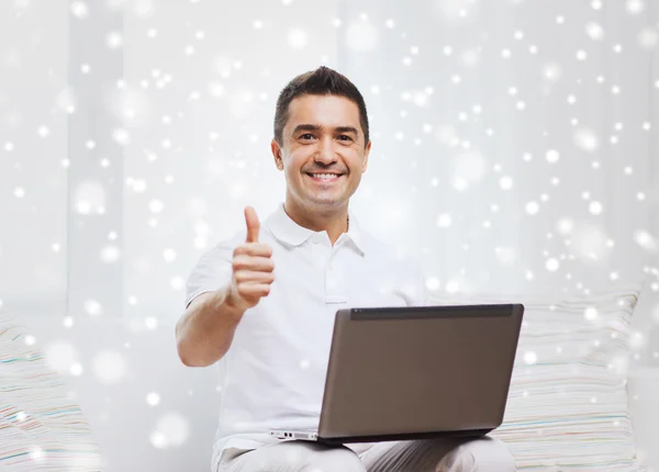 Hombre feliz que trabaja con el ordenador portátil en casa — Foto de Stock