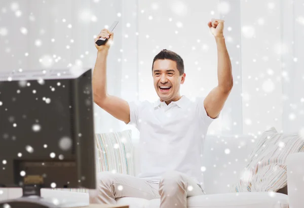 Sonriente hombre viendo deportes en casa — Foto de Stock