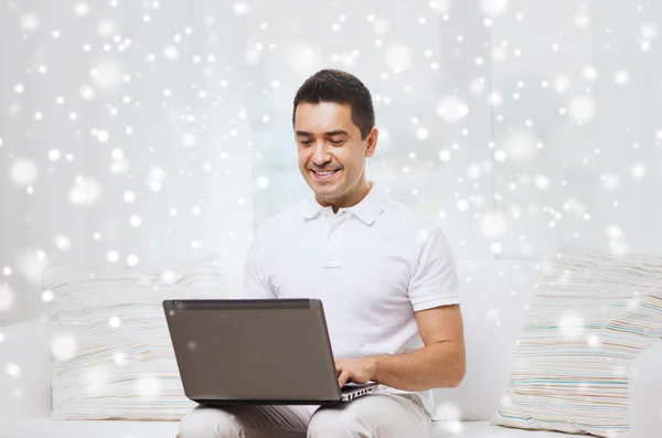 Glücklicher Mann, der zu Hause mit Laptop arbeitet — Stockfoto