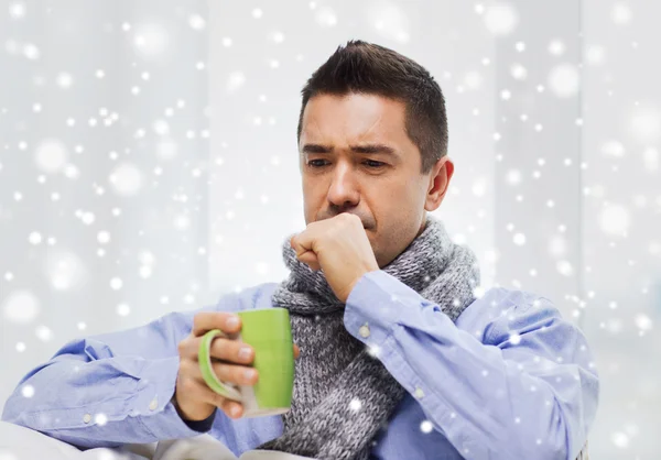 Orang sakit dengan flu minum teh dan batuk di rumah — Stok Foto