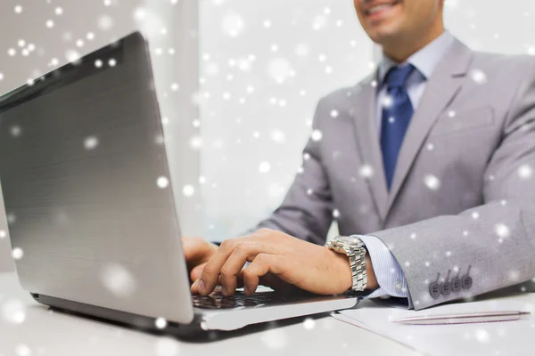 Close up de homem de negócios com laptop e papéis — Fotografia de Stock