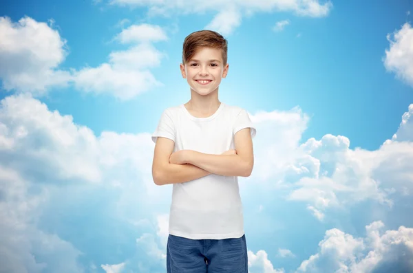 Niño feliz en camiseta blanca y jeans —  Fotos de Stock