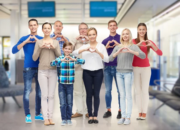 Группа улыбающихся людей, показывающих знак сердечной руки — стоковое фото