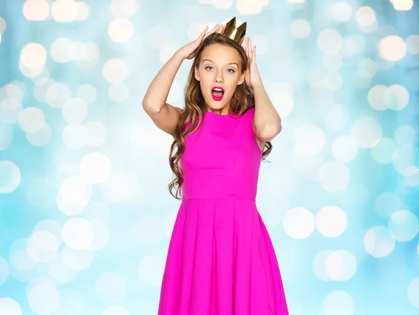 Gelukkig jong vrouw of tiener meisje in roze jurk — Stockfoto