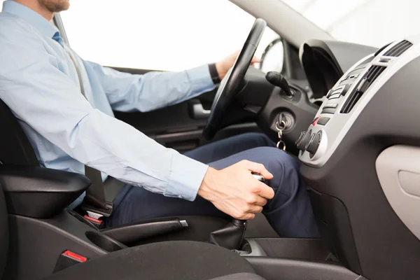 Primer plano del joven que conduce el coche — Foto de Stock