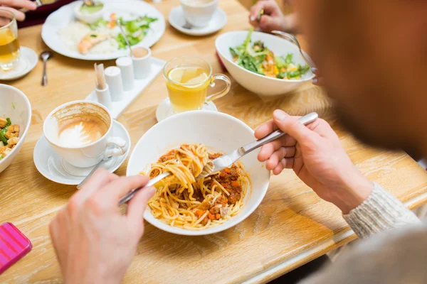 Primer plano hombre comer pasta para la cena en el restaurante — Foto de Stock