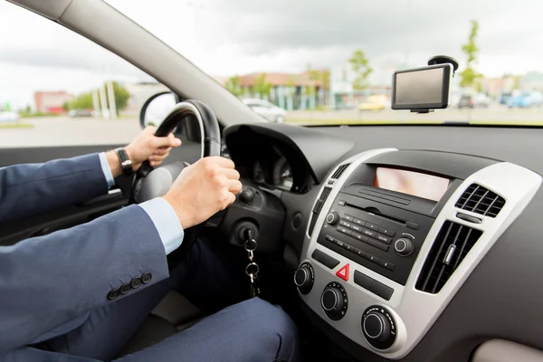 Primer plano de hombre joven en traje coche de conducción —  Fotos de Stock