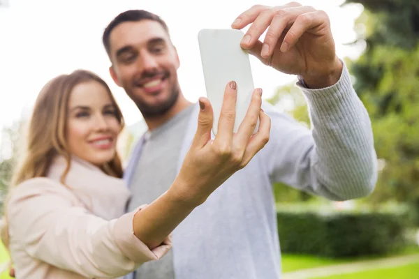 Primer plano de pareja con smartphone tomando selfie —  Fotos de Stock