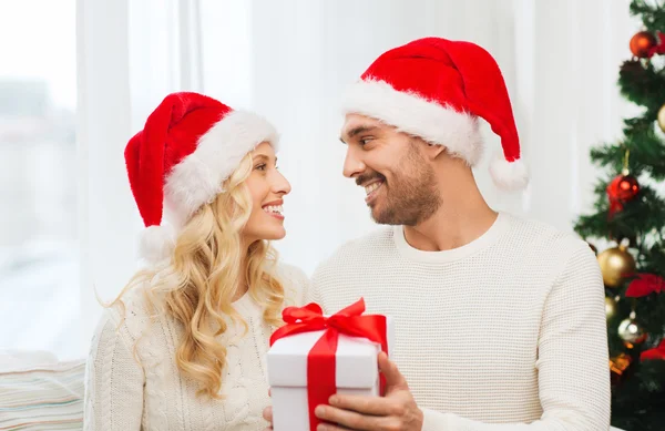 Casal feliz em casa com caixa de presente de Natal — Fotografia de Stock