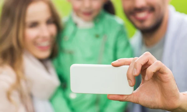 Крупним планом сім'я приймає селфі за допомогою смартфона — стокове фото