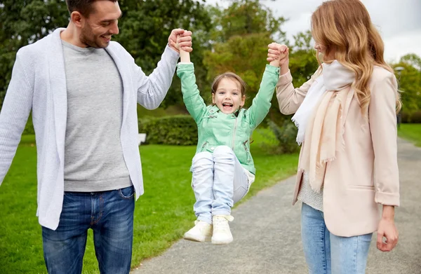 Famille heureuse marchant dans le parc d'été et s'amusant — Photo