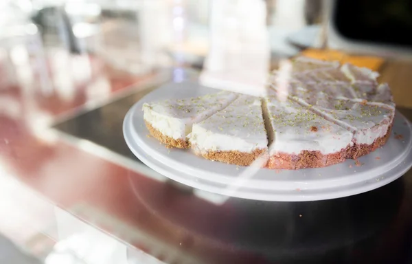 Primer plano de la torta en stand en escaparate cafetería — Foto de Stock