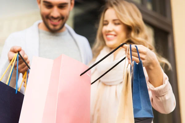 Close up of couple with shopping bags on street — Stock Photo, Image