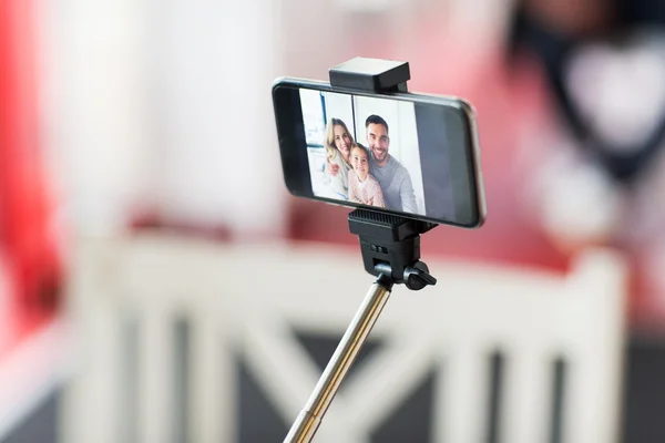 Close up van gelukkige familie selfie op smartphone — Stockfoto