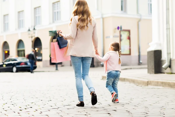 Närbild på mor och barn shopping i city — Stockfoto