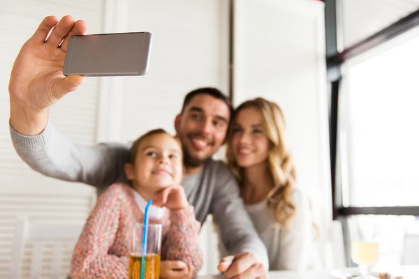 Primo piano della famiglia scattare selfie al ristorante — Foto Stock