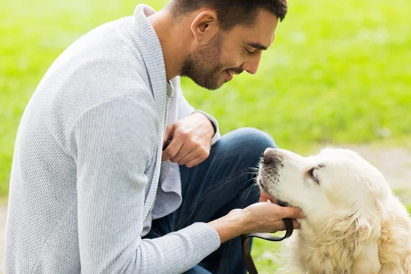 Primo piano di uomo con cane labrador all'aperto — Foto Stock