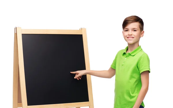 Niño feliz con tiza y pizarra de escuela en blanco — Foto de Stock