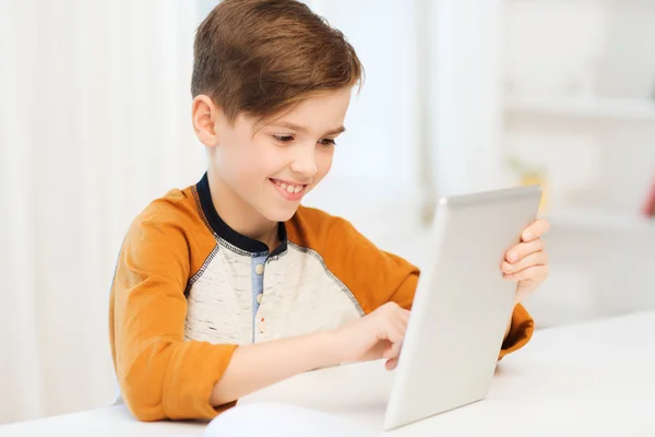 Lächelnder Junge mit Tablet-PC zu Hause — Stockfoto