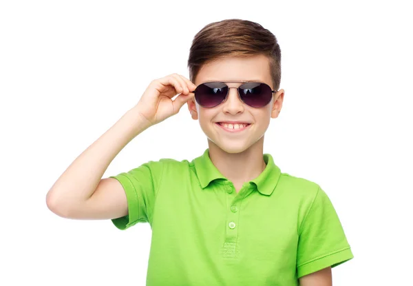 Niño sonriente en gafas de sol y camiseta de polo verde — Foto de Stock