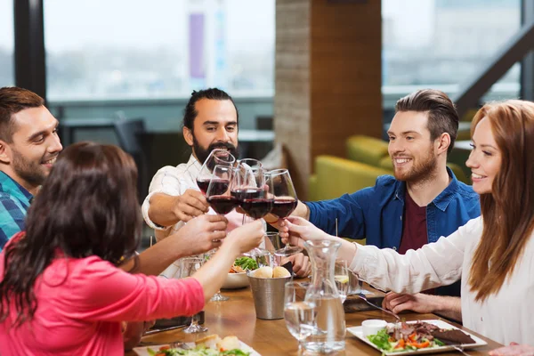 Arkadaşlar restoranda yemek yiyor ve şarap içiyor. — Stok fotoğraf
