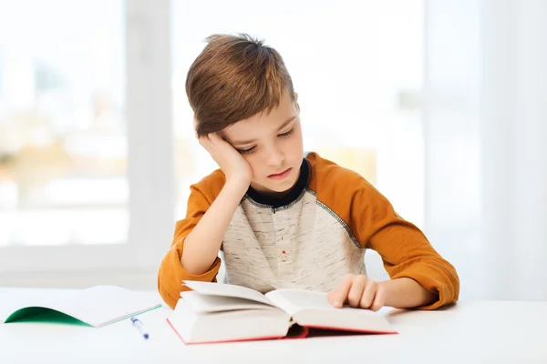 Student jongen lezen boek of leerboek thuis — Stockfoto