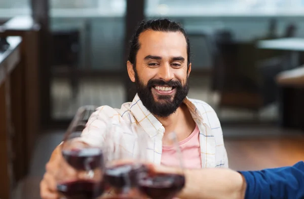 Homem feliz clinking copo de vinho no restaurante — Fotografia de Stock