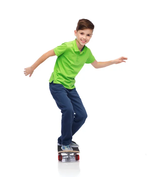 Glücklicher Junge mit Skateboard — Stockfoto