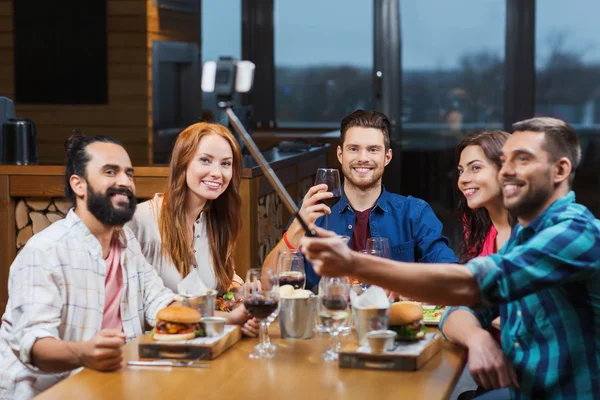 Amigos tirando selfie por smartphone no restaurante — Fotografia de Stock