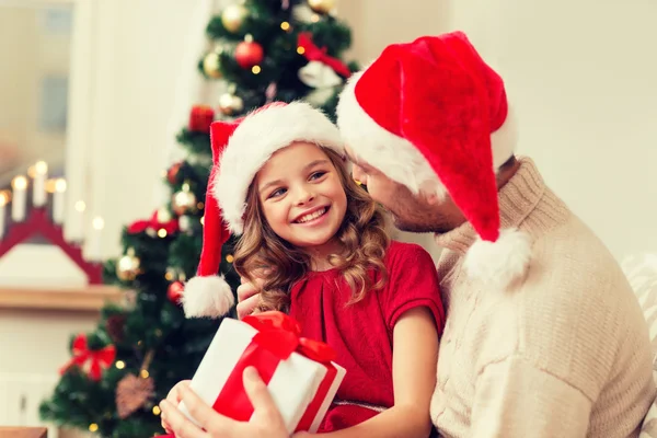 Sorridente padre e figlia in possesso di scatola regalo — Foto Stock