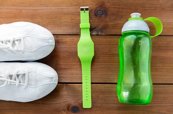 Close up of sneakers, bracelet and water bottle — Stock Photo, Image