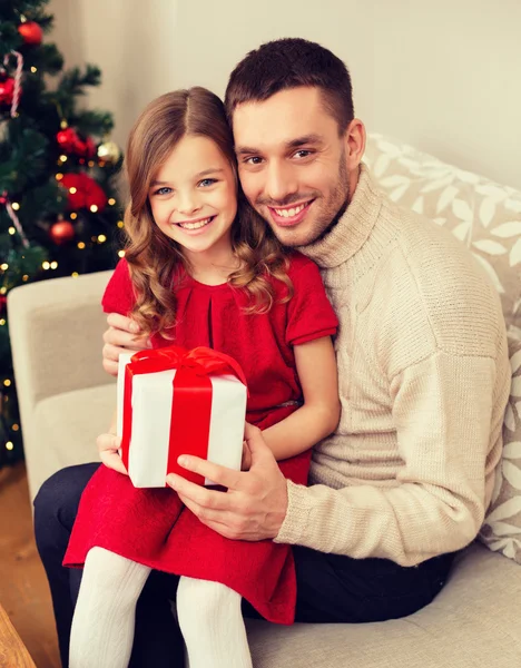 Улыбающиеся отец и дочь держат подарочную коробку — стоковое фото