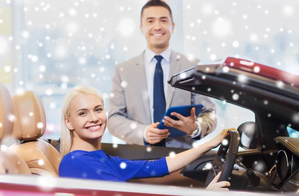 Mujer feliz con concesionario de coches en auto show o salón — Foto de Stock